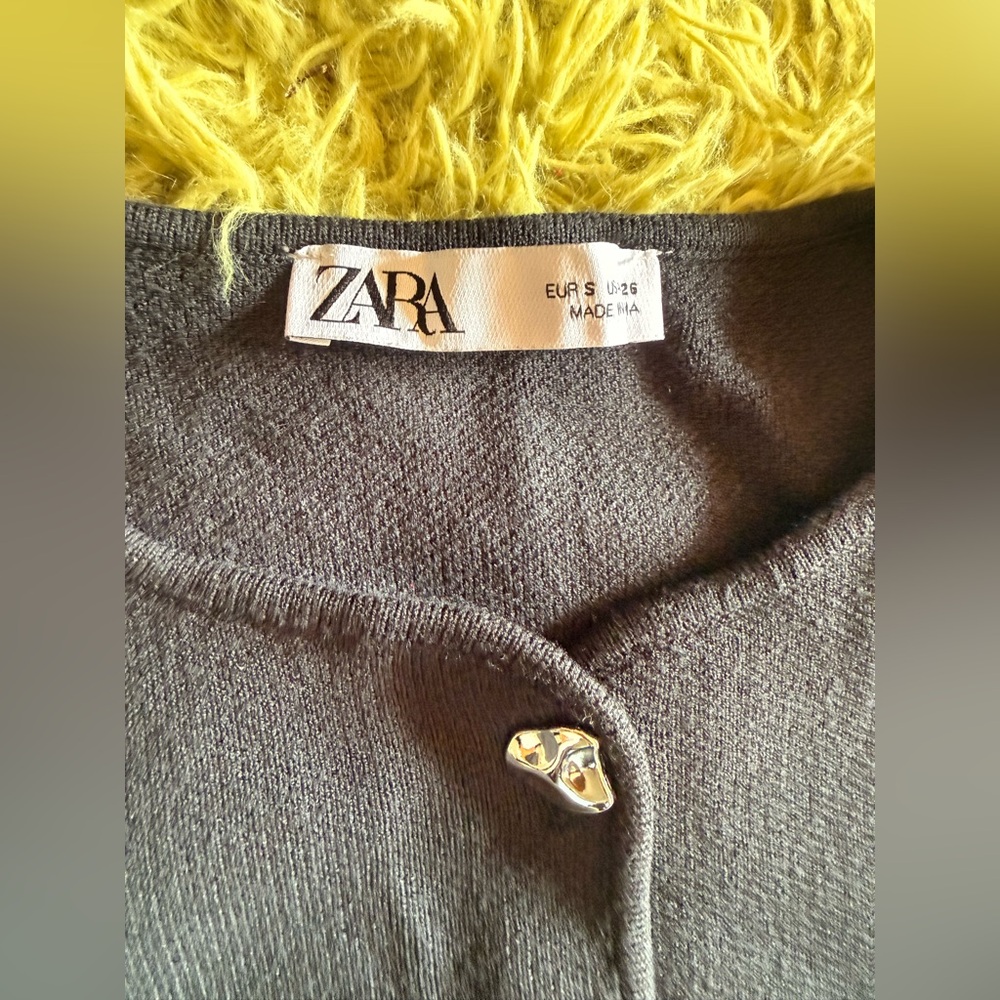 Zara Black Short-Sleeve Knit Cardigan with Decorative Buttons - Picture 3 of 5